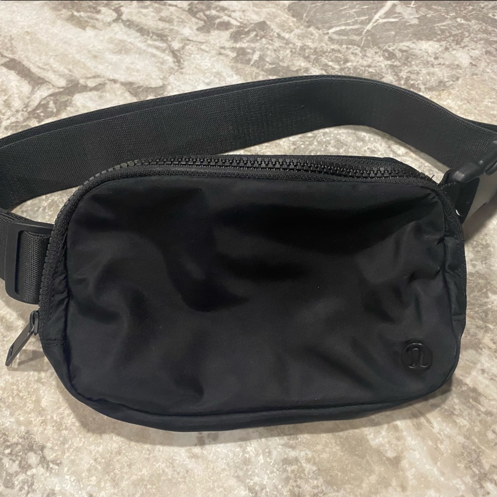 Lululemon belt bag black